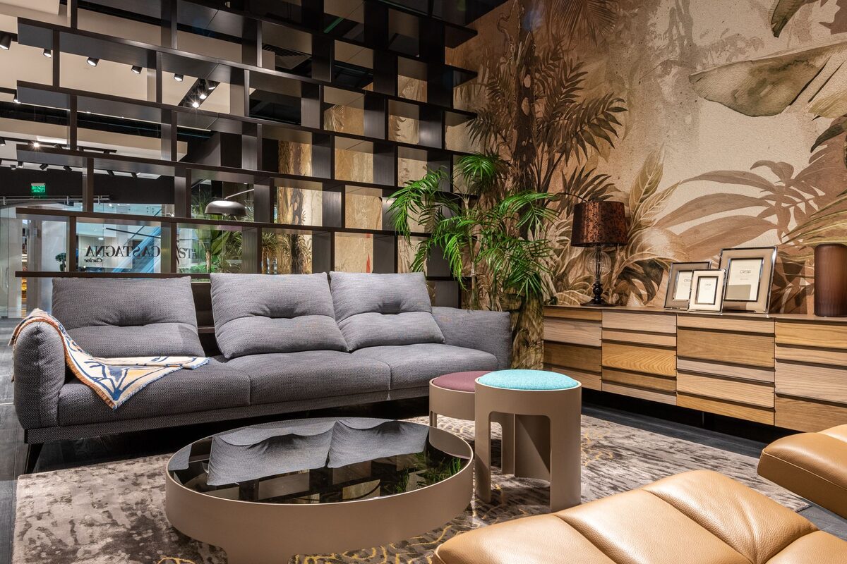 Dark, richly wallpapered living room with a tropical foliage pattern